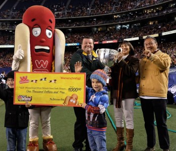 Holiday Bowl – 2014 National Winner – Mr. Schnitzel with owners Lois & Luis Hernandez